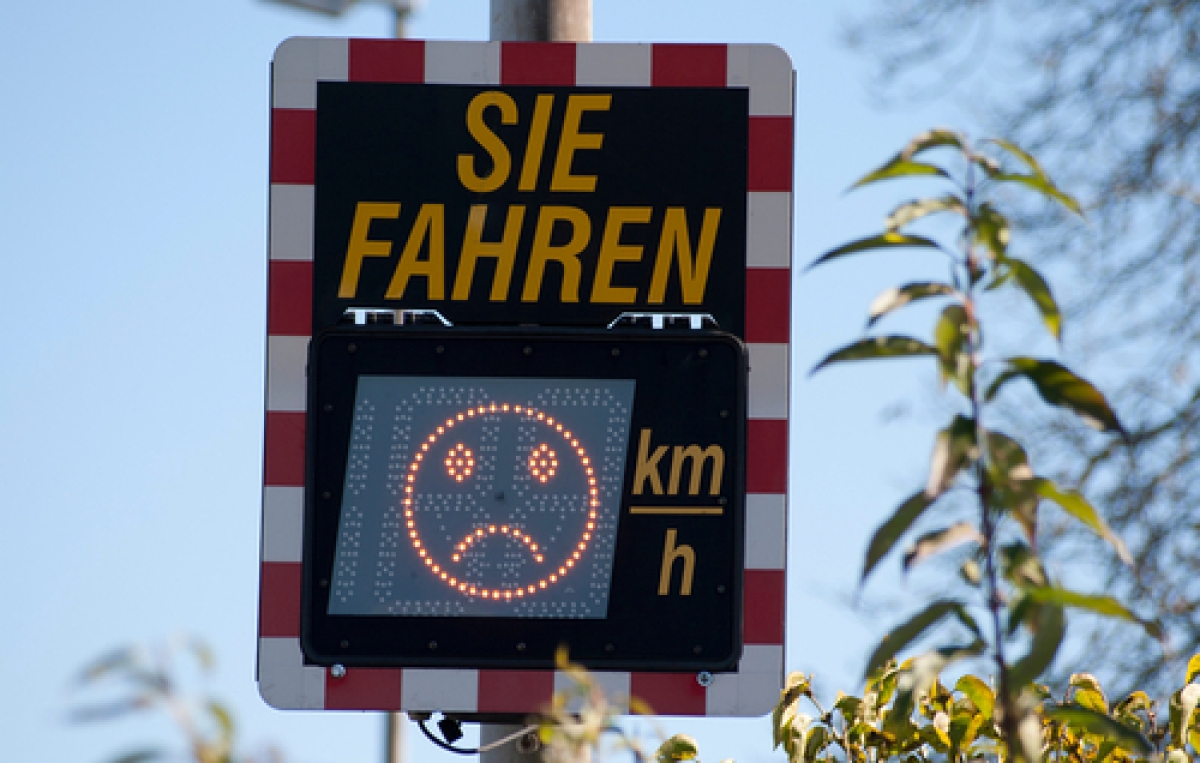 Geschwindigkeitstafel mit negativem Smiley
