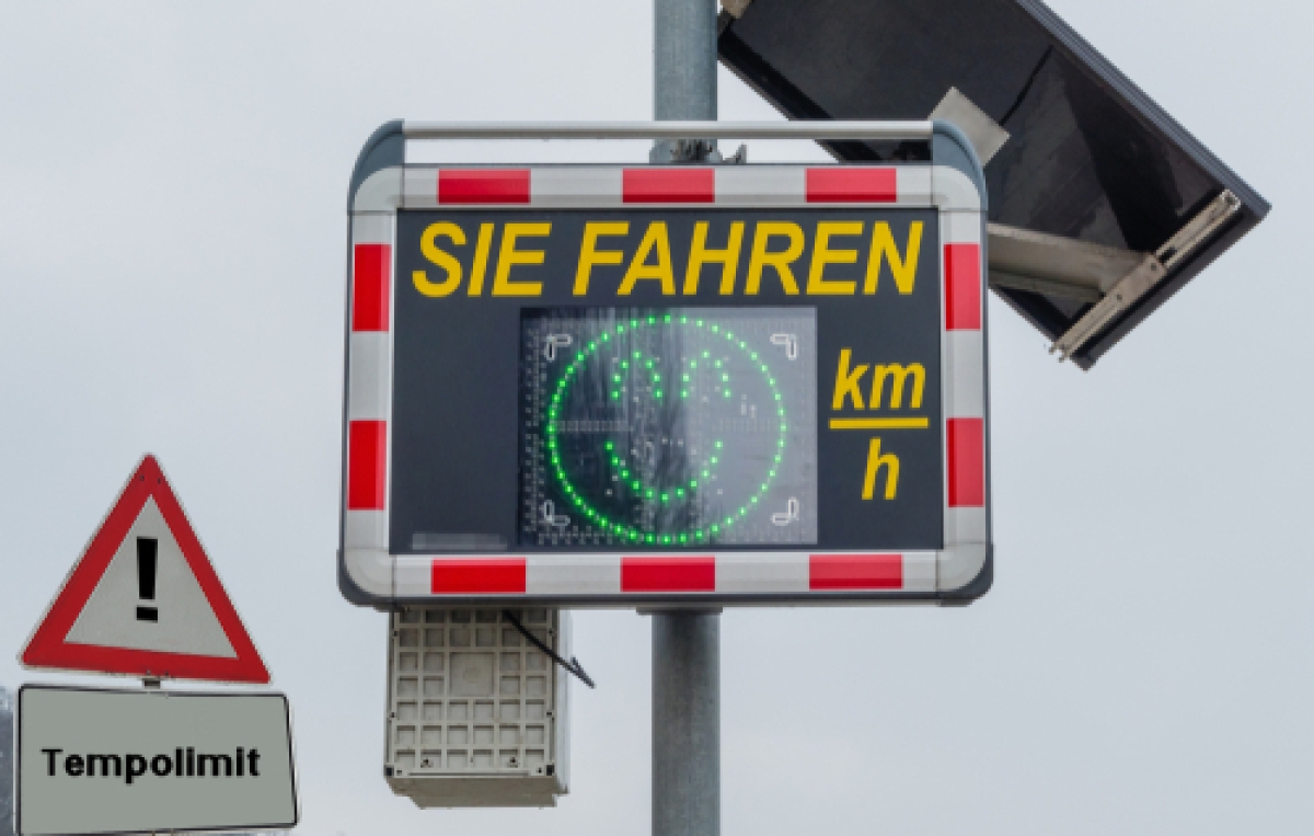 Geschwindigkeitstafel mit positivem Smiley