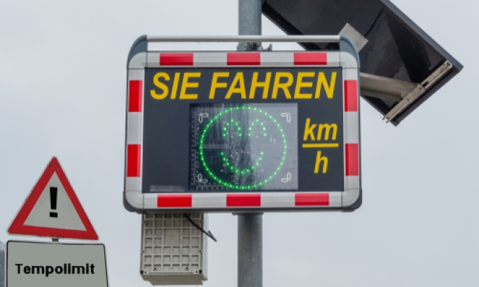 Geschwindigkeitstafel mit positivem Smiley