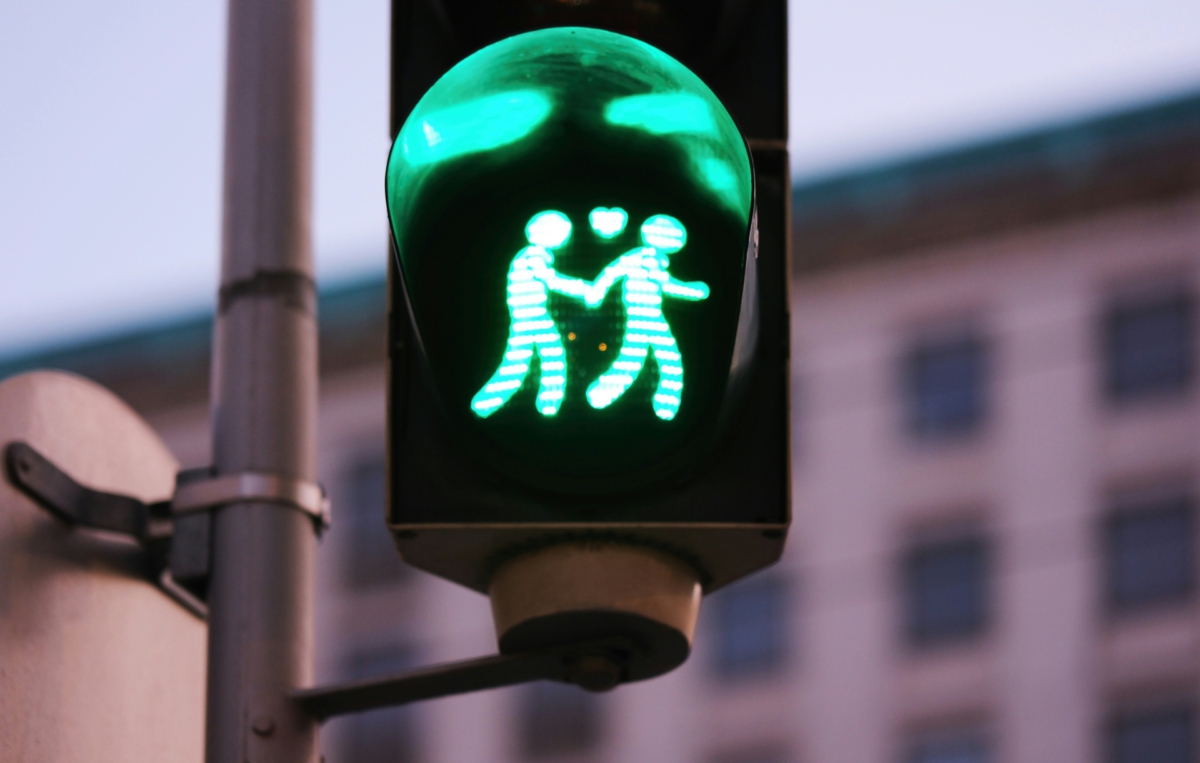 Eine Ampel mit grünem Fußgängersignal