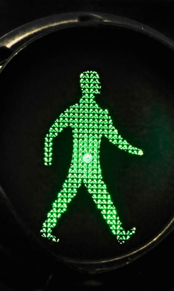 Ampel mit grünem Fußgängersymbol