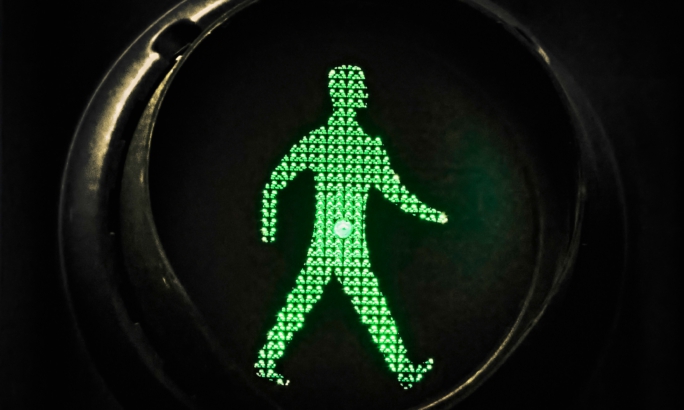 Ampel mit grünem Fußgängersymbol