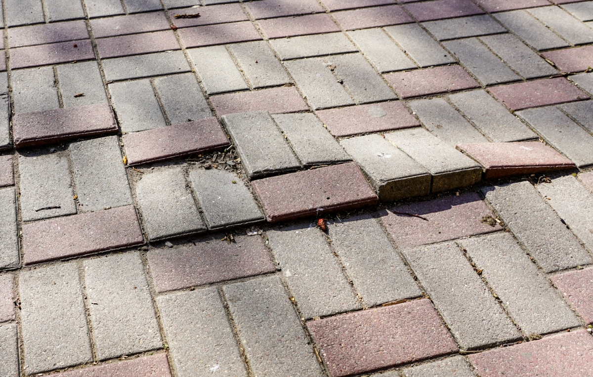 Stolperstein am Gehweg