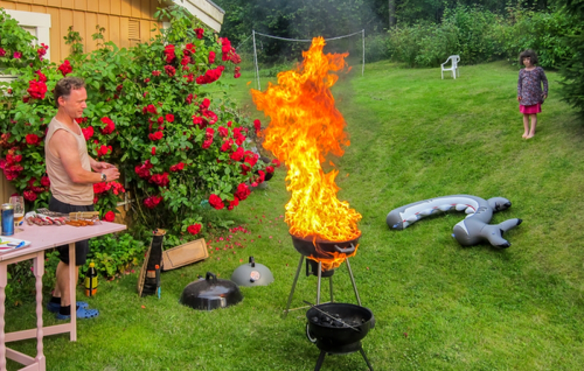 Brennender Griller im Garten
