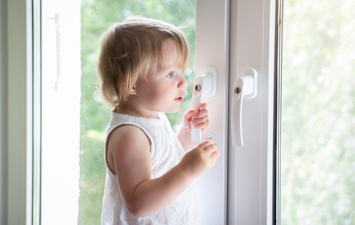 Kind bei Fenster