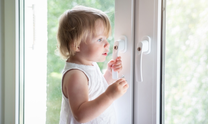 Kind bei Fenster