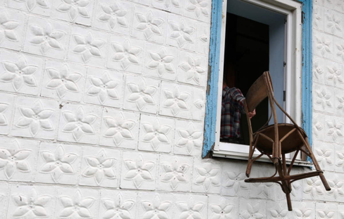 Sessel wird aus Fenster gehalten