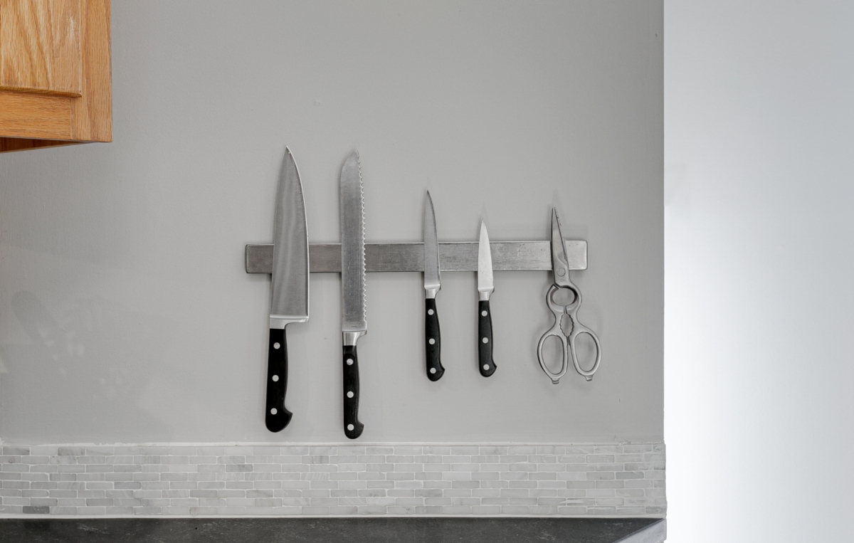 Messer an Magnetwandhalterung