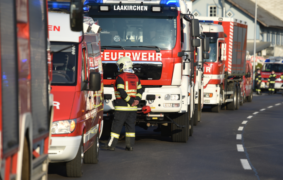 mehrere Feuerwehrfahrzeuge parkend hintereinander