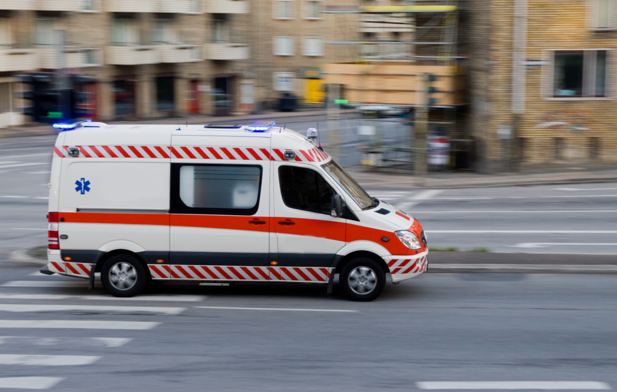 Rettungsfahrzeug fahrend auf der Straße