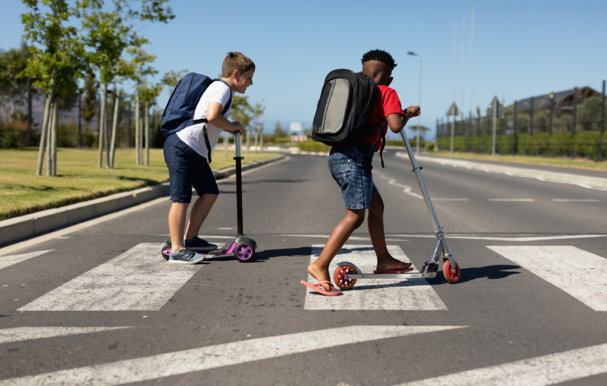 Kinder beim Rollerfahren