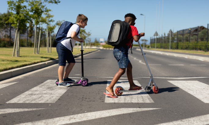Kinder beim Rollerfahren