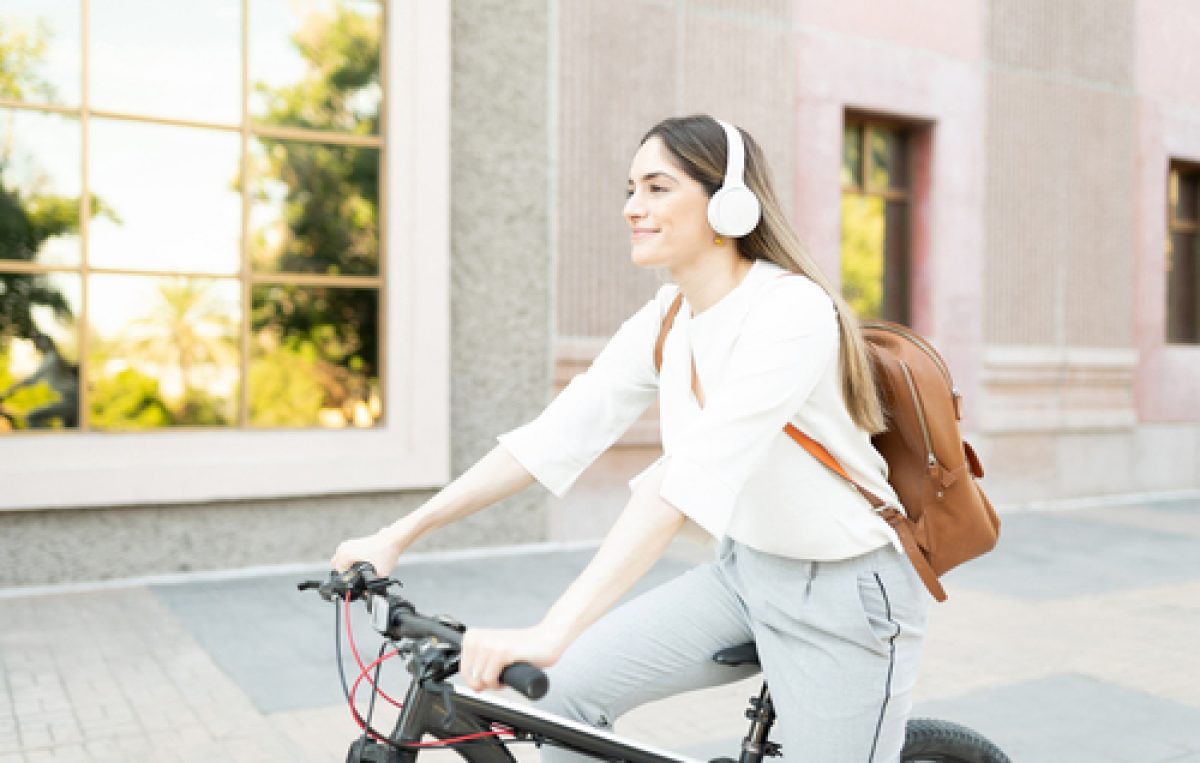 Mädchen fährt mit dem Fahrrad