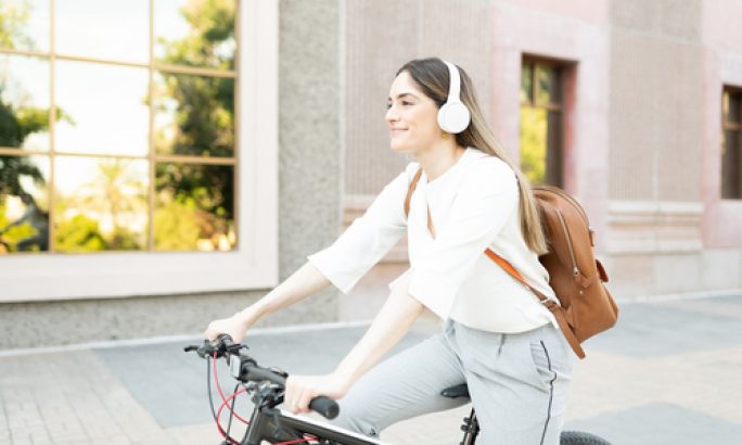 Mädchen fährt mit dem Fahrrad