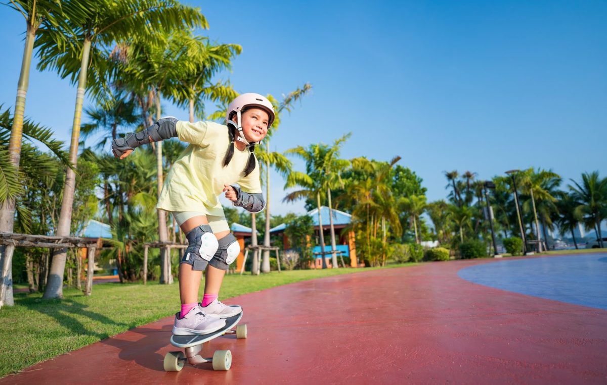 Junges Mädchen mit Skateboard auf Skaterpark