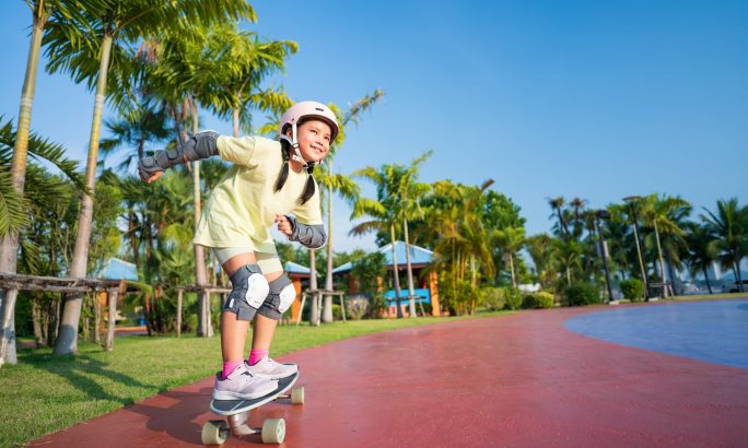 Junges Mädchen mit Skateboard auf Skaterpark