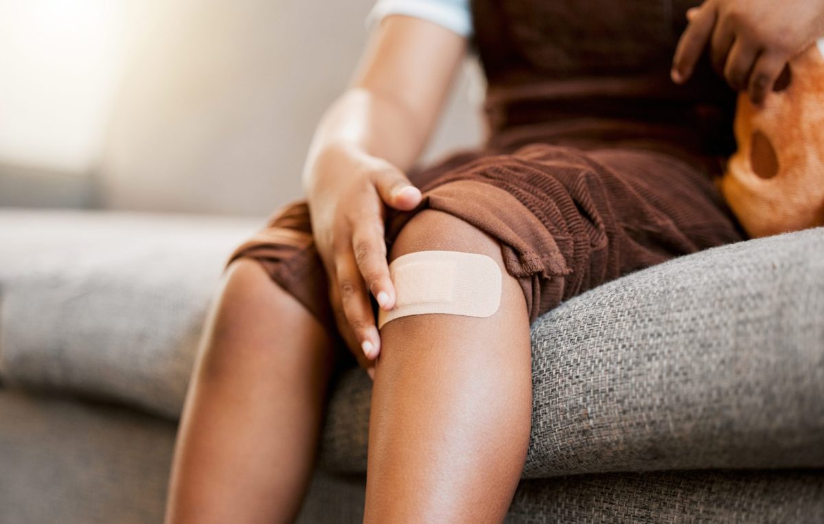 Kind mit Pflaster am Knie