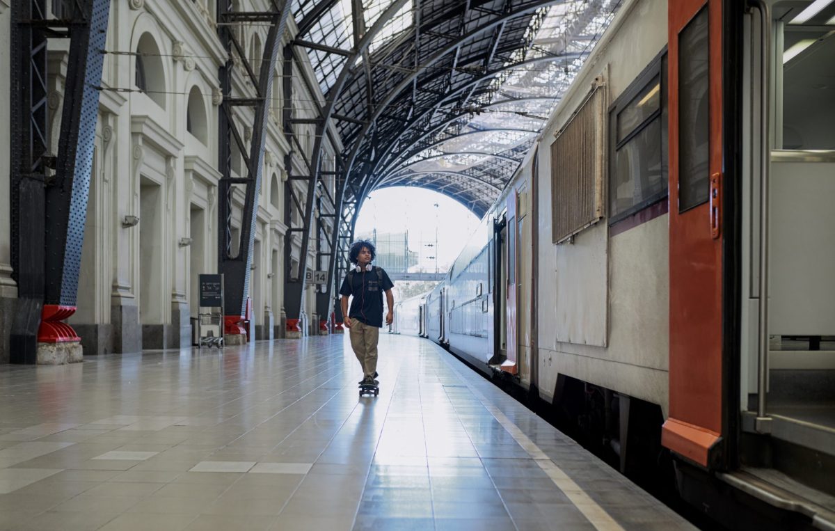 Junge fährt Skateboard am Bahnsteig