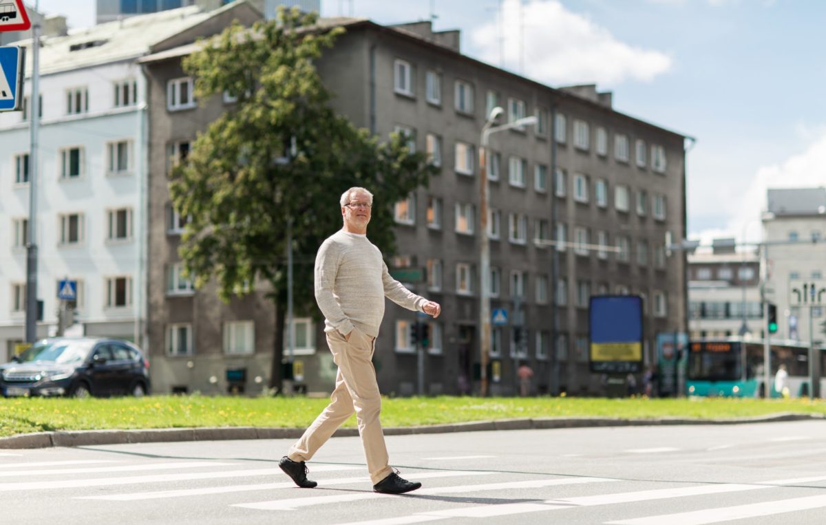 Ein Mann überquert die Straße