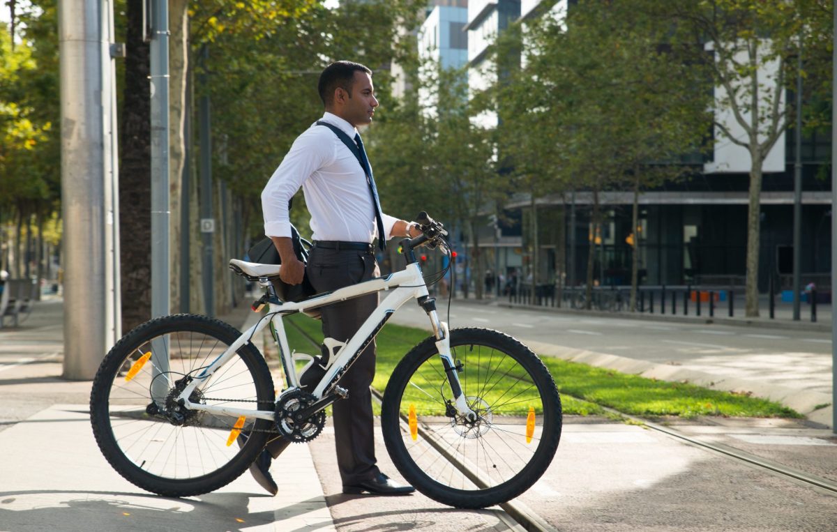 Radfahrer vor Bahnübergang