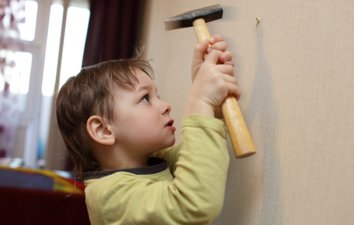 Kind mit Hammer in der Hand
