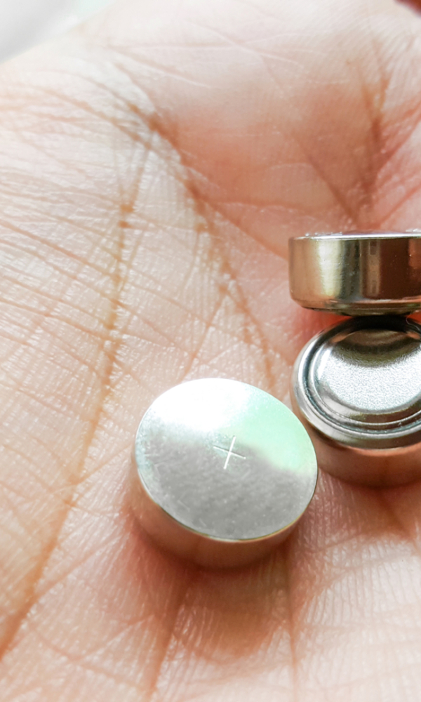 3 Knopfbatterien auf einer Hand