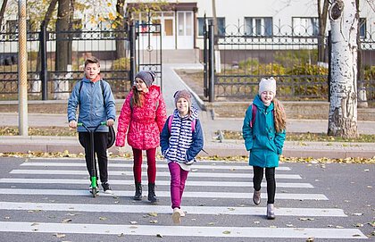 Gehgemeinschaften mit anderen Kindern fördern