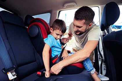Lebensretter Kindersitz im Auto
