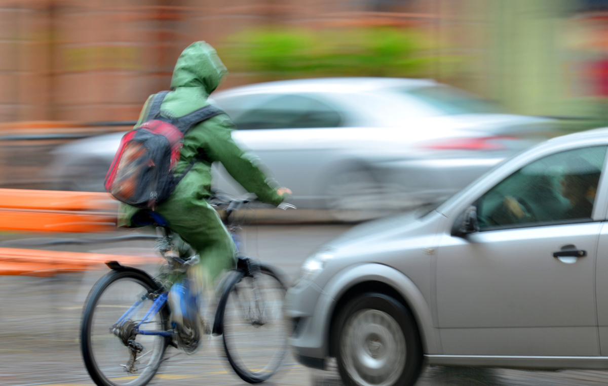 Fahrrad auf Kollisionskurs mit Auto