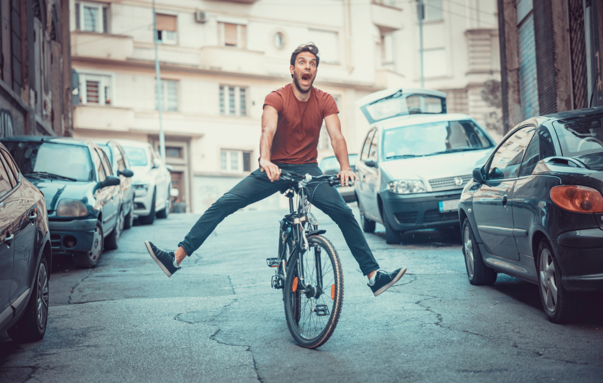 Mann fährt sehr unsicher mit Fahrrad